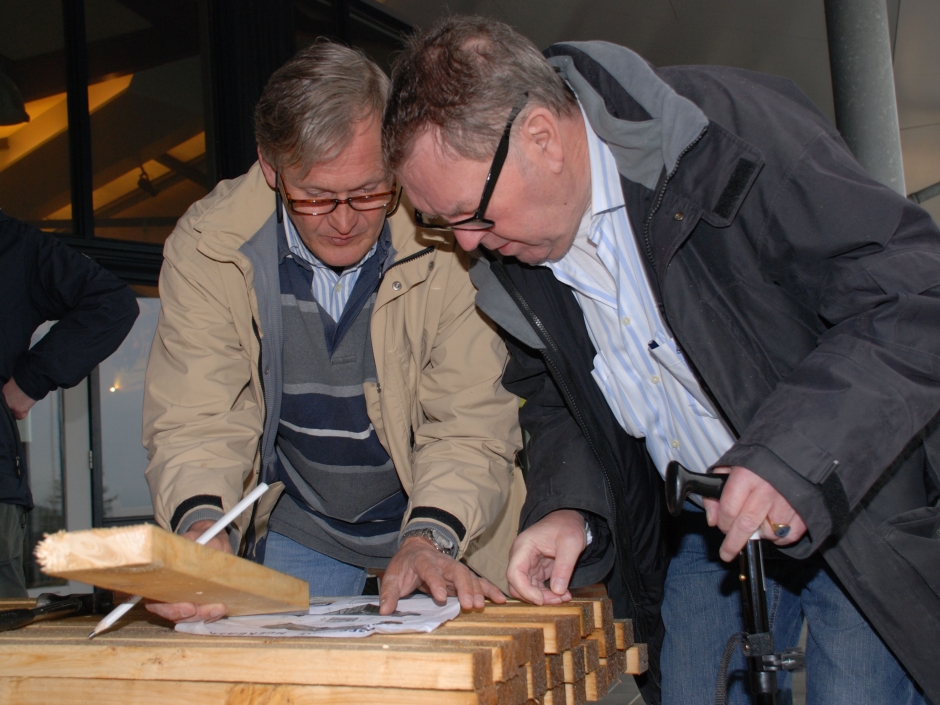 Hens met Roland Numeijer bij het maken van de buiten loungebanken (2012)
