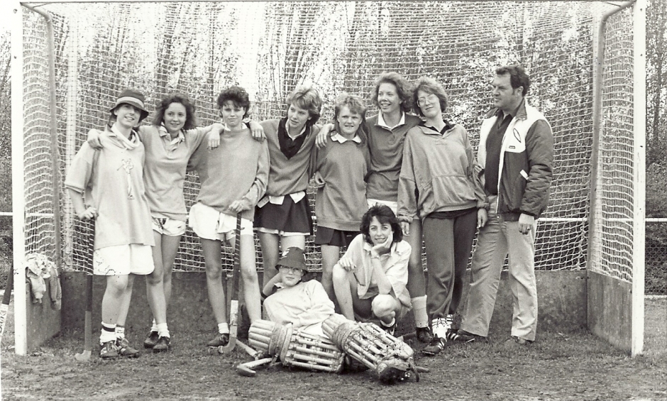 Hens als trainer/coach (1987) met 3e van rechts Mona Marie Kolff