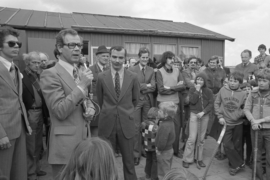 16 april 1977: Erik Bakx (uiterst links met zonnebril) bij de opening van het 1e clubhuis