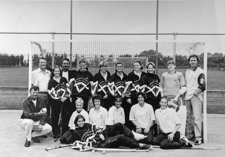Ben als trainer bij Dames 1 1997-98, met oa sponsor Paul vd Burg, Femke Meijer en Muriel Rosendaal