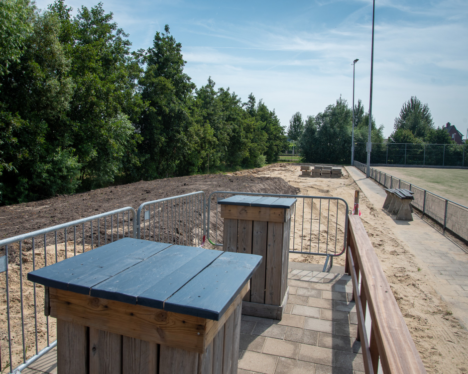 Nieuw terras en kijkersdijk in aanbouw bij Veld 2