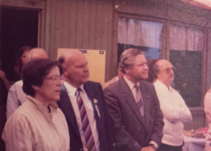 Max Kool met links de wethouder en rechts burgemeester Reekers bij de eerste paal festiviteiten