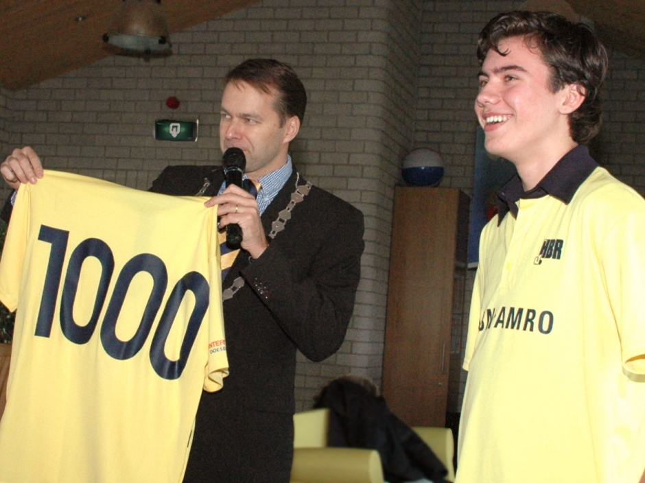 november 2010 - Burgemeester Van Vliet verwelkomt Ruben Bonnewits als 1000e lid bij HBR