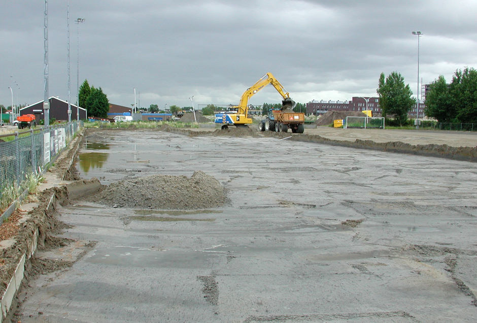 Afgraven van het oude HBR veld (ter voorbereiding komst nieuw voetbalveld)