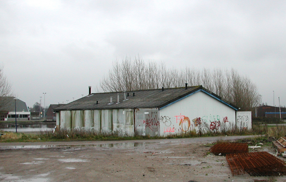 Het oude clubhuis in ontredderde staat vlak voor de afbraak (nov. 2004)