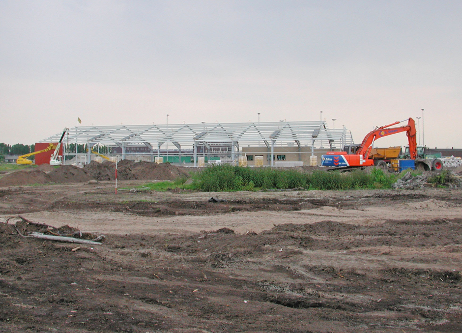 1 juni 2004, nog geen nieuwe hockeyvelden, maar wel de nieuwe tennishal in aanbouw