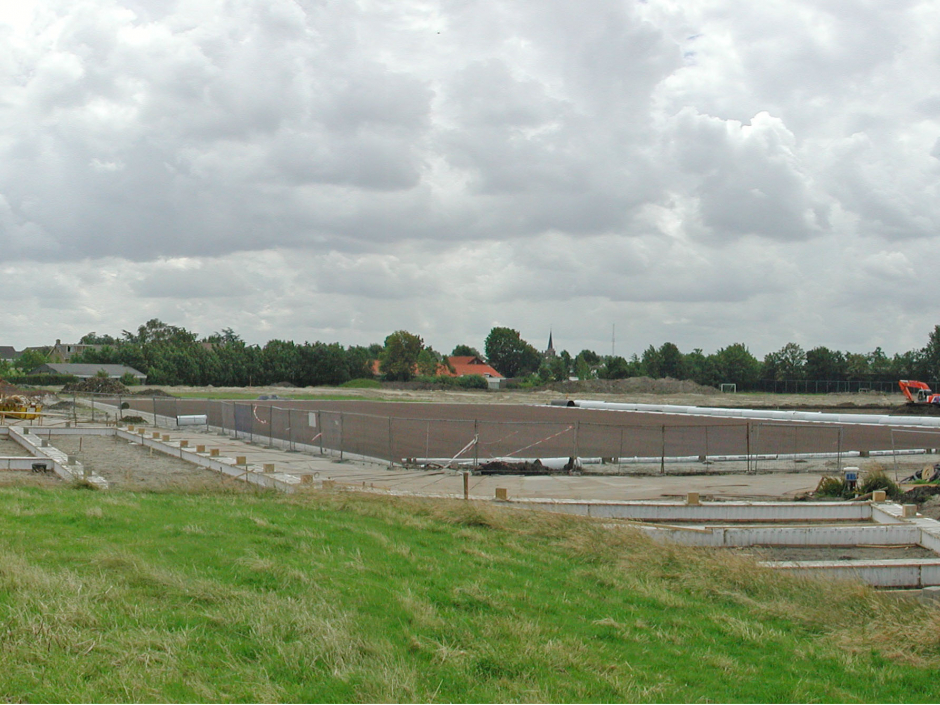 1 juli 2004 fundament clubhuis met Veld 2 in aanleg