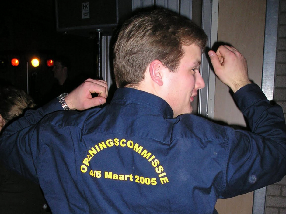 Marc Hählen showt trots het shirt van de Opening Clubhuis Commissie