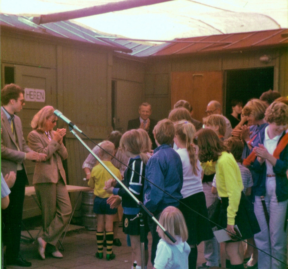 Erik Bakx en Ada Kolff voor het 1e clubhuis in 1983 of 1984. Voor de gelegenheid (?) is een provisorisch dak gemaakt met een balk en een zeil