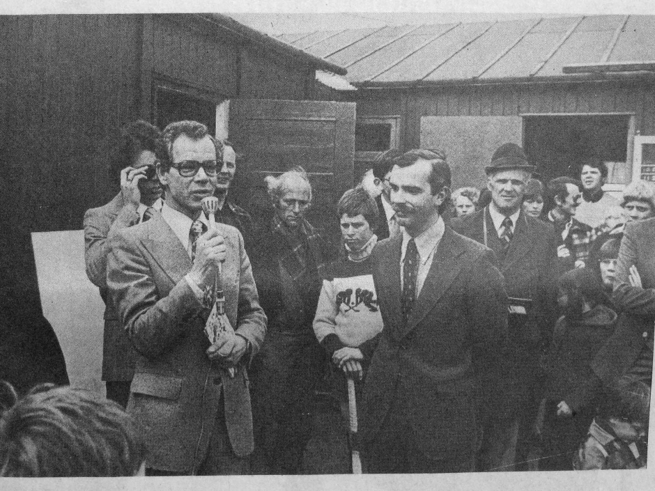 Opening 1e clubhuis op 20 april 1977. Met microfoon de wethouder van sport Hr.Pörtzgen. Links van hem: Erik Bakx. Aandachtig luisterend (met snor) voorzitter Jan-Willem Arnold