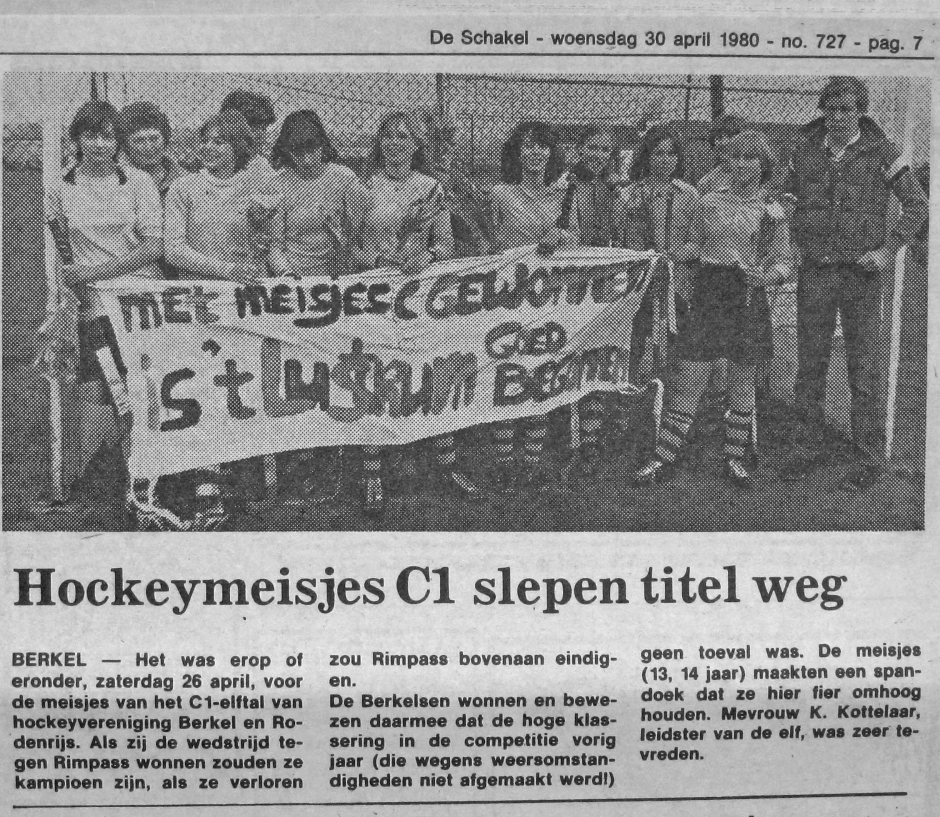 Met Meisjes C gewonnen is 't lustrum goed begonnen" staat op dit fraaie spandoek boven een artikel in De Schakel op 30 april 1980. De tegenstander wordt "Rimpass"genoemd