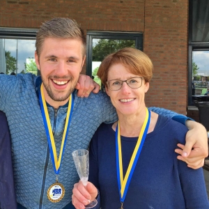 Jordy (l) en Anouk (r) zijn de nieuwe begeleiders van Dames 1