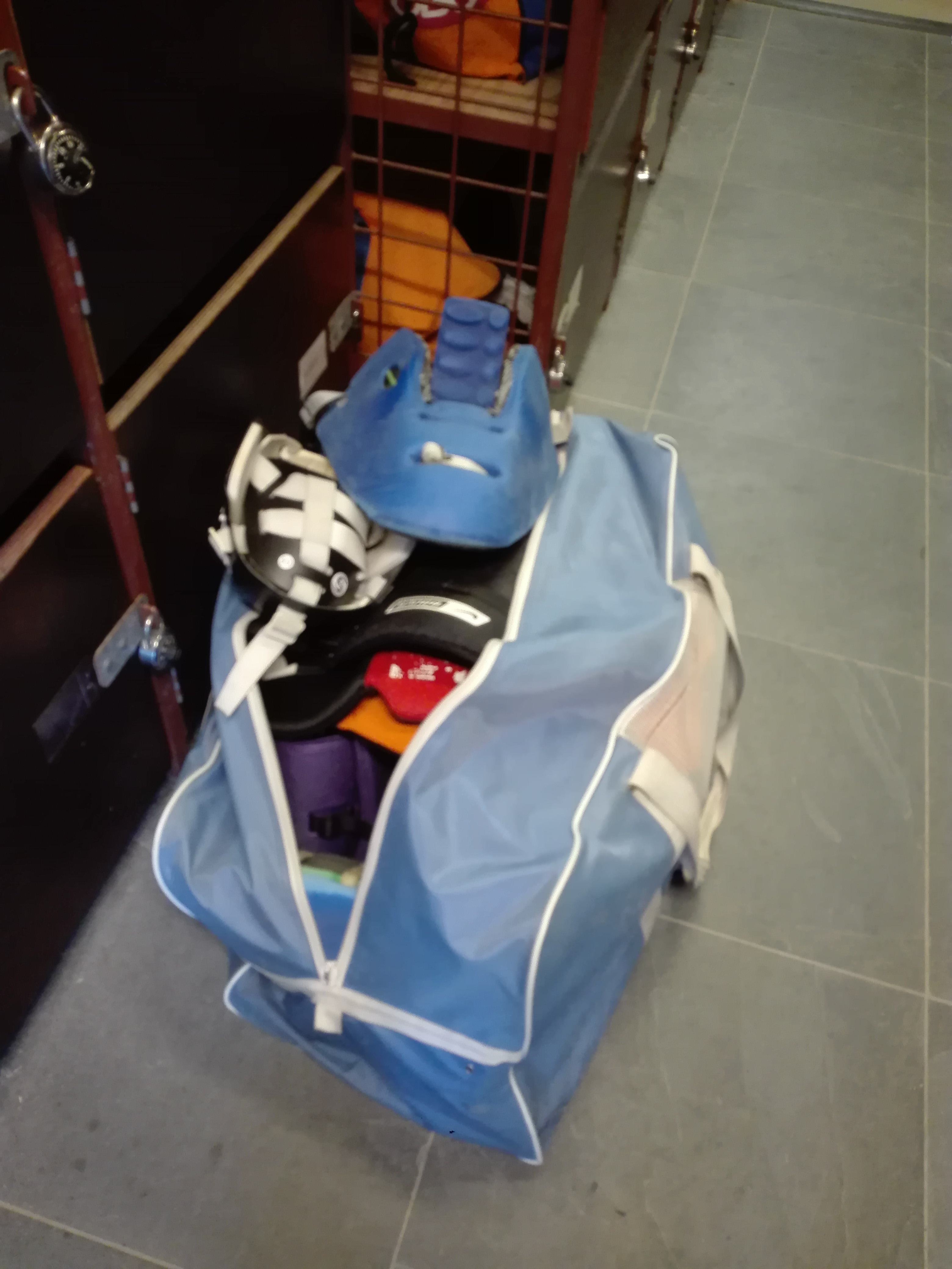 Van wie is deze tas? Van wie is deze tas?